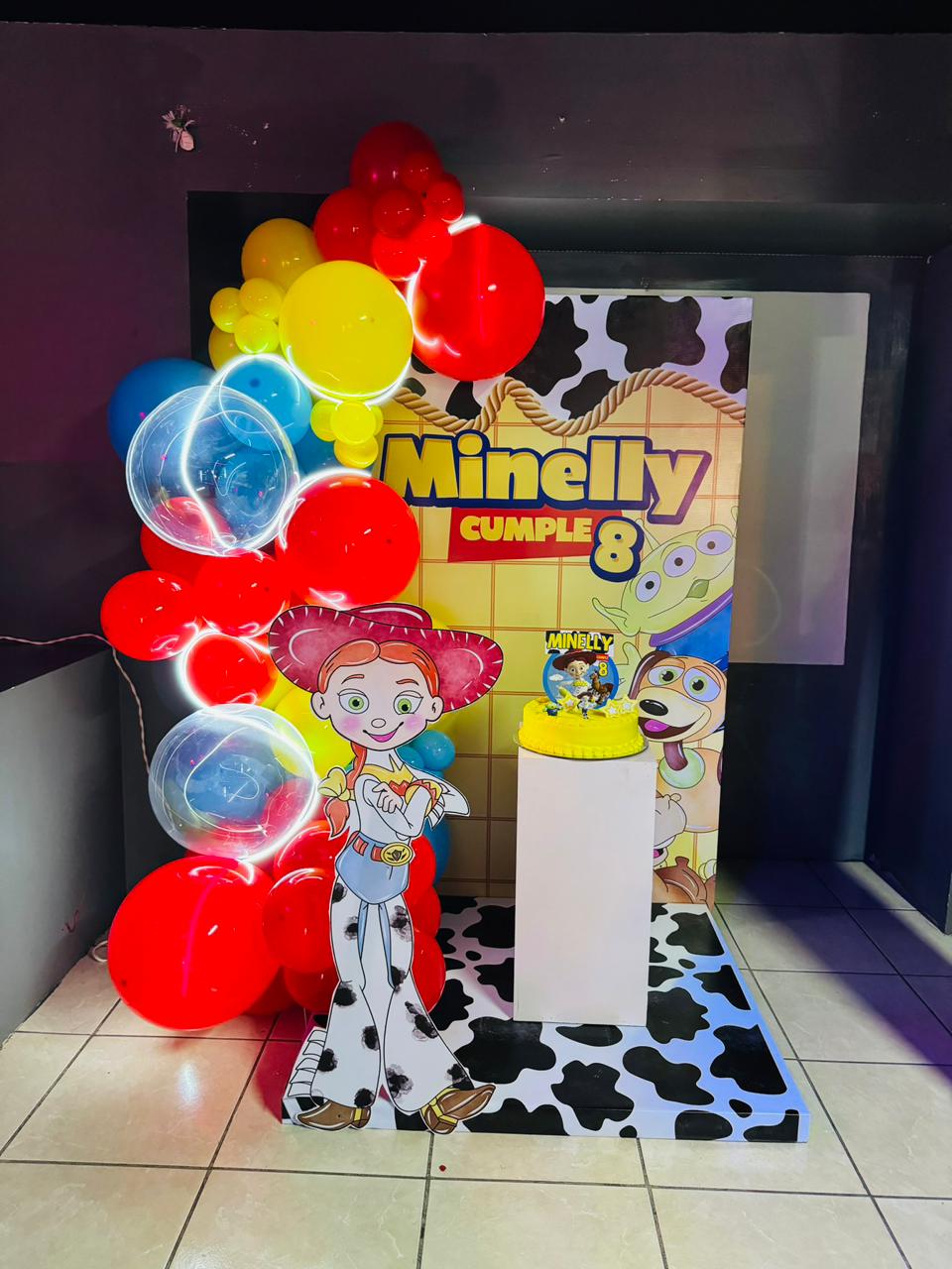 Evento elegante con decoración floral.