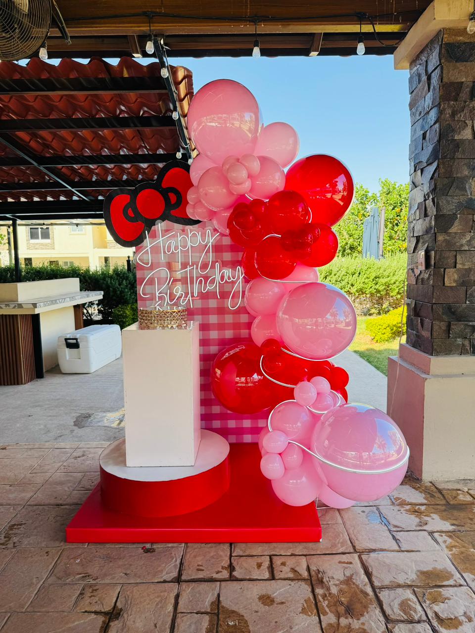 Arreglo de globos para celebración.