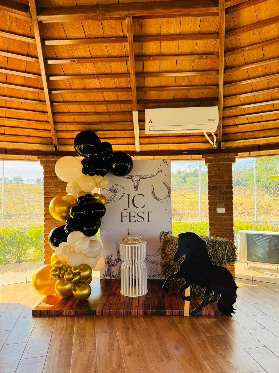 Montaje de evento al aire libre.