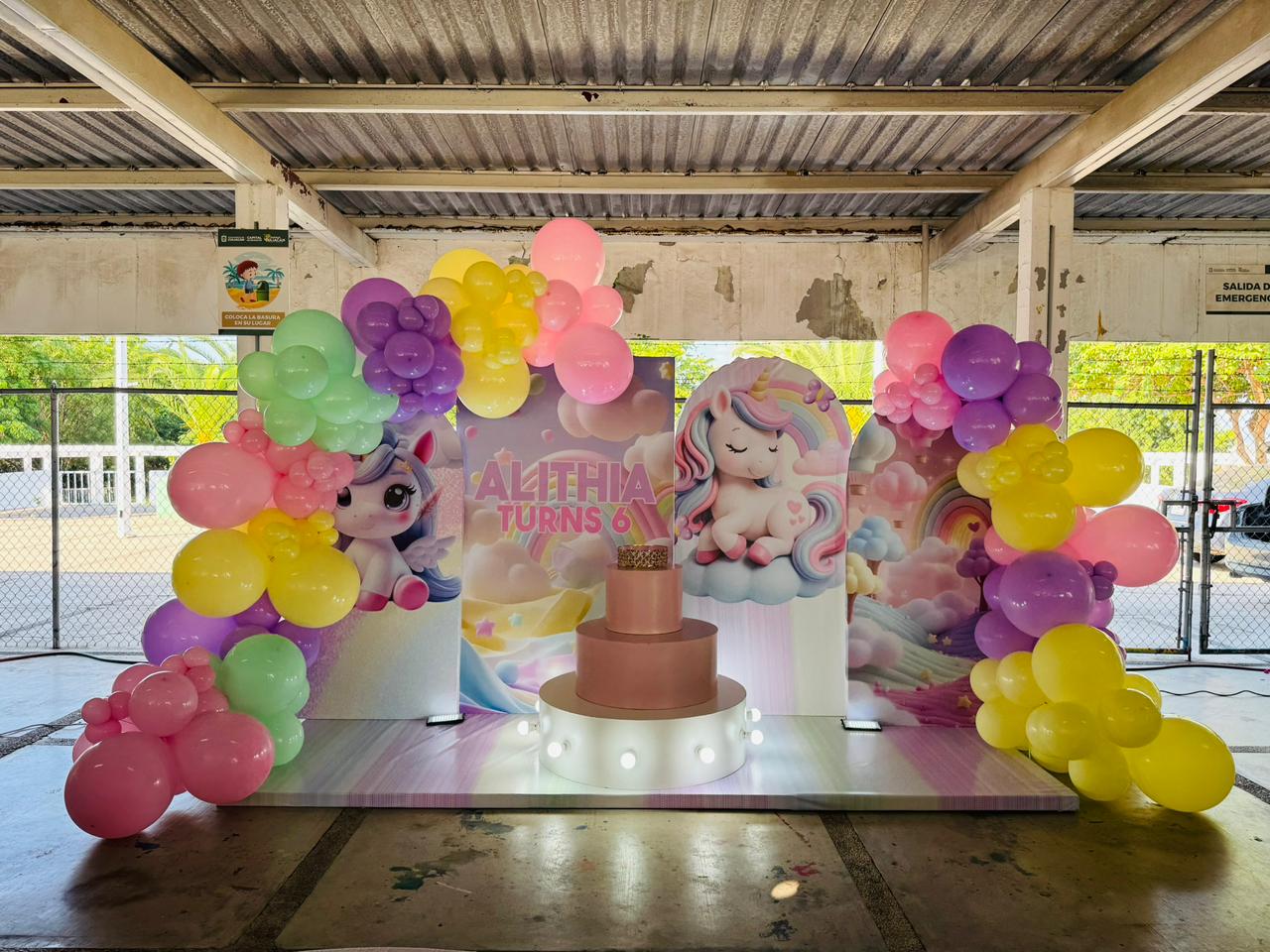 Mobiliario para recepción de evento.