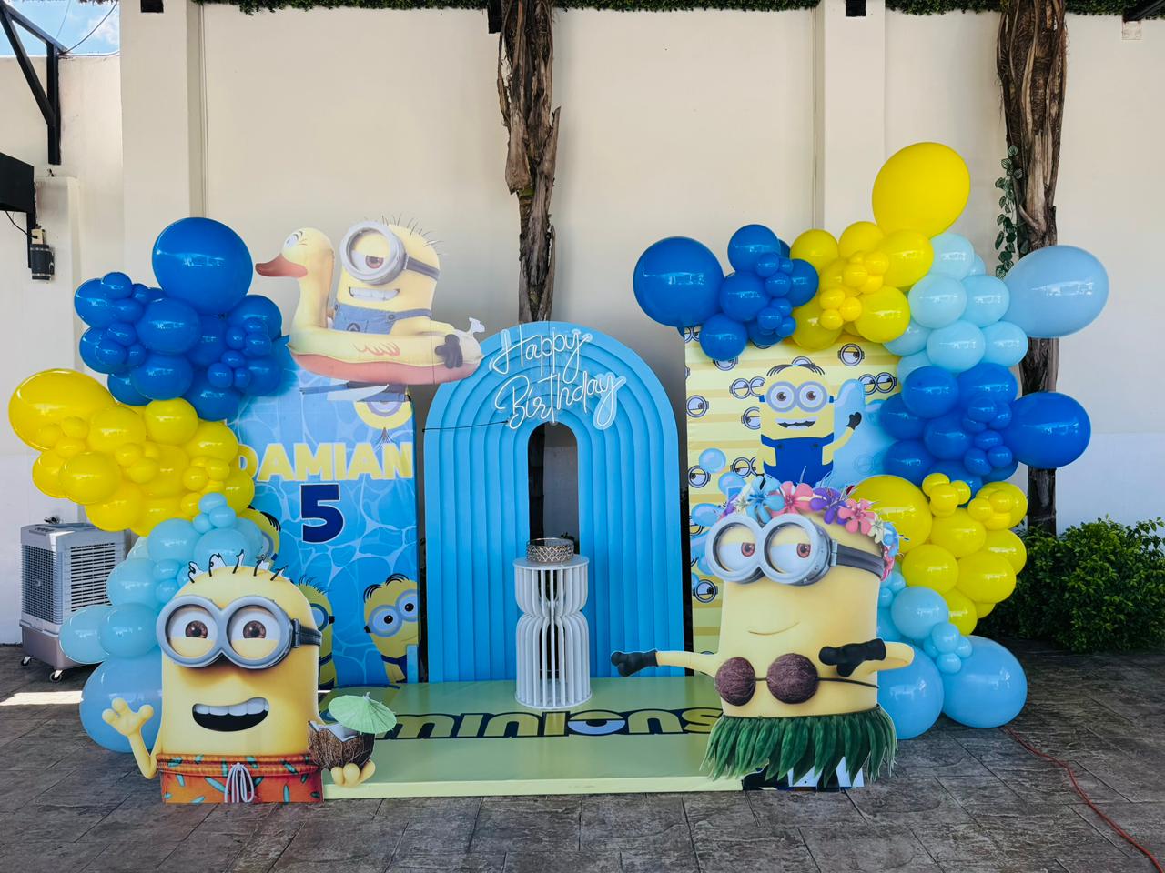 Mesa principal decorada para fiesta.